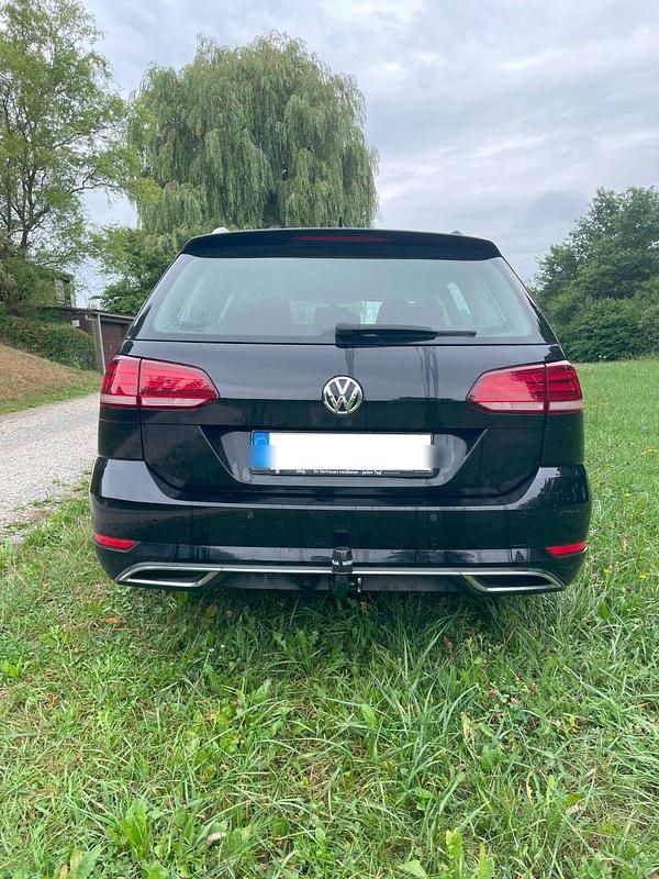 Schwarz Gebraucht 2018 VW Golf VII Highline Kombi | 10.999 € (Superpreis) - Bild 1/4