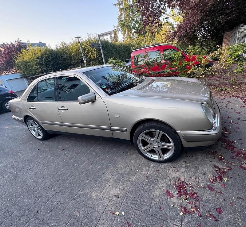 Bronze Gebraucht 1997 Mercedes E280 Limousine | 6.300 € (Etwas zu teuer) - Bild 1/4