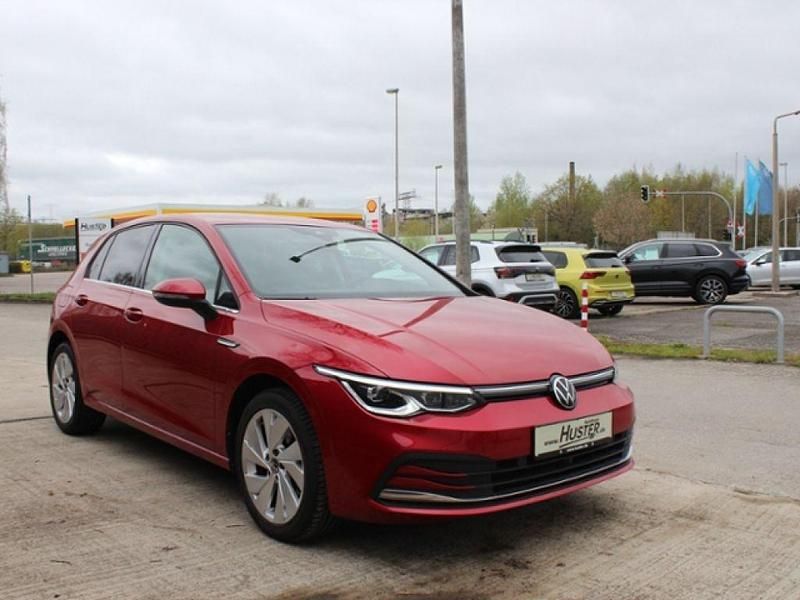 Gebraucht VW Golf VIII Style 150 PS (110 kW) 2022 Kingsred metallic 7159 (metallic) Limousine