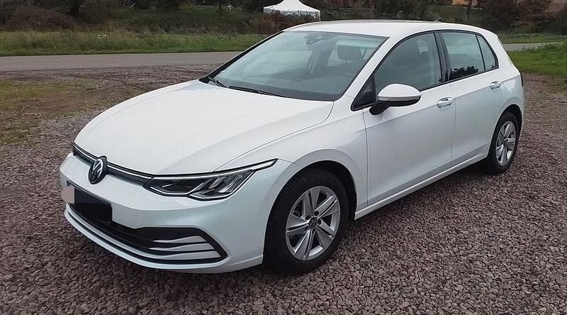 Weiß Gebraucht 2024 VW Golf VIII Life Limousine | 21.990 € (Guter Preis) - Bild 1/4