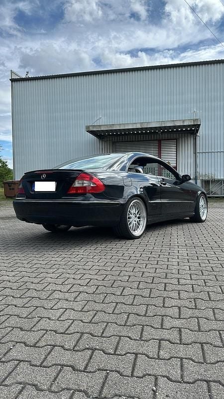Schwarz Gebraucht 2006 Mercedes CLK320 Avantgarde Coupé | 8.500 € (Etwas zu teuer) - Bild 1/4