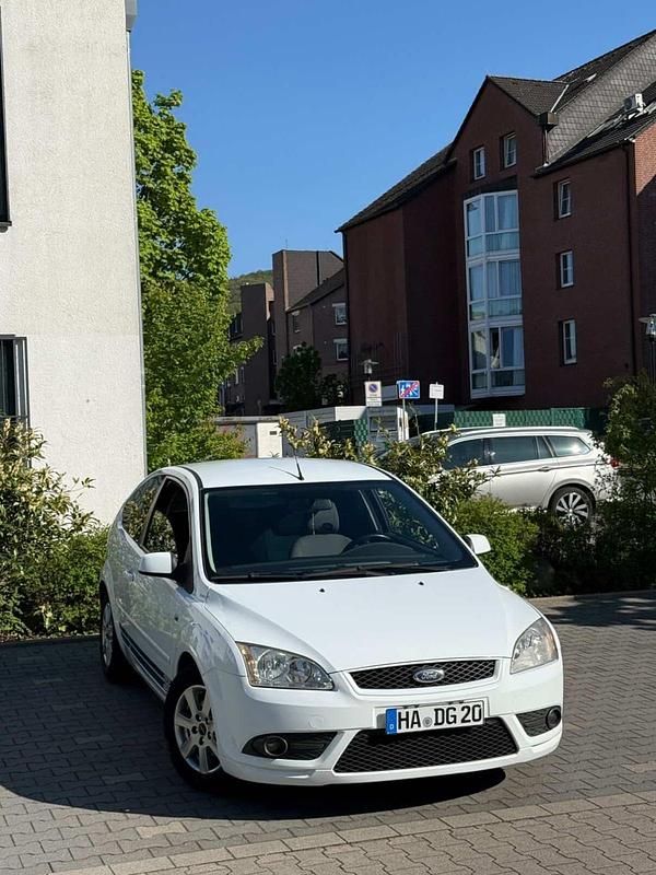 Second-hand Ford Focus 109 CP (80 kW) 2007 Alb Hatchback