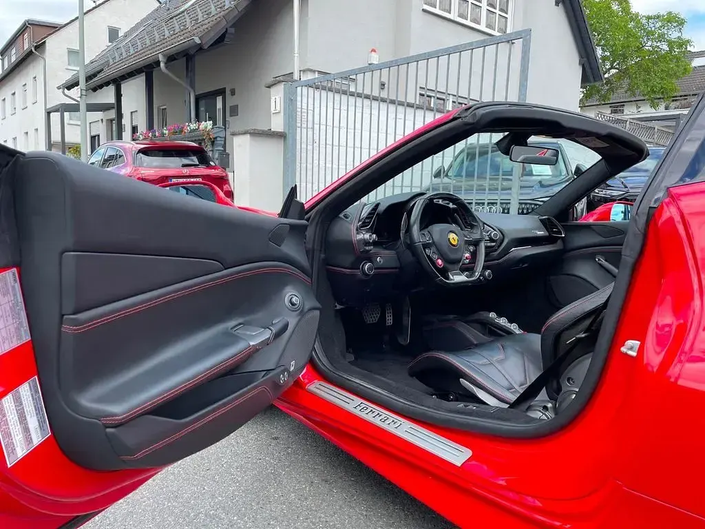 Gebraucht Ferrari 488 669 PS (492 kW) 2018 Rot Cabrio