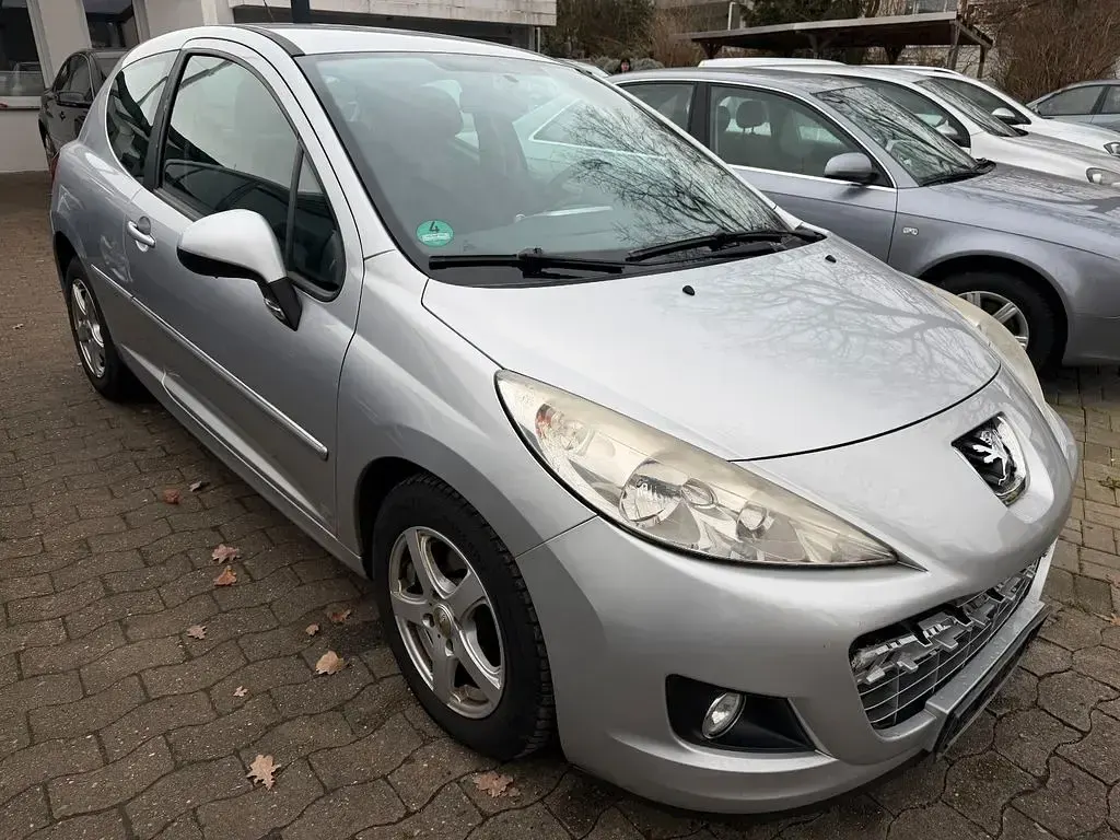 Gebraucht Peugeot 207 Forever 95 PS (69 kW) 2012 Silber Kleinwagen