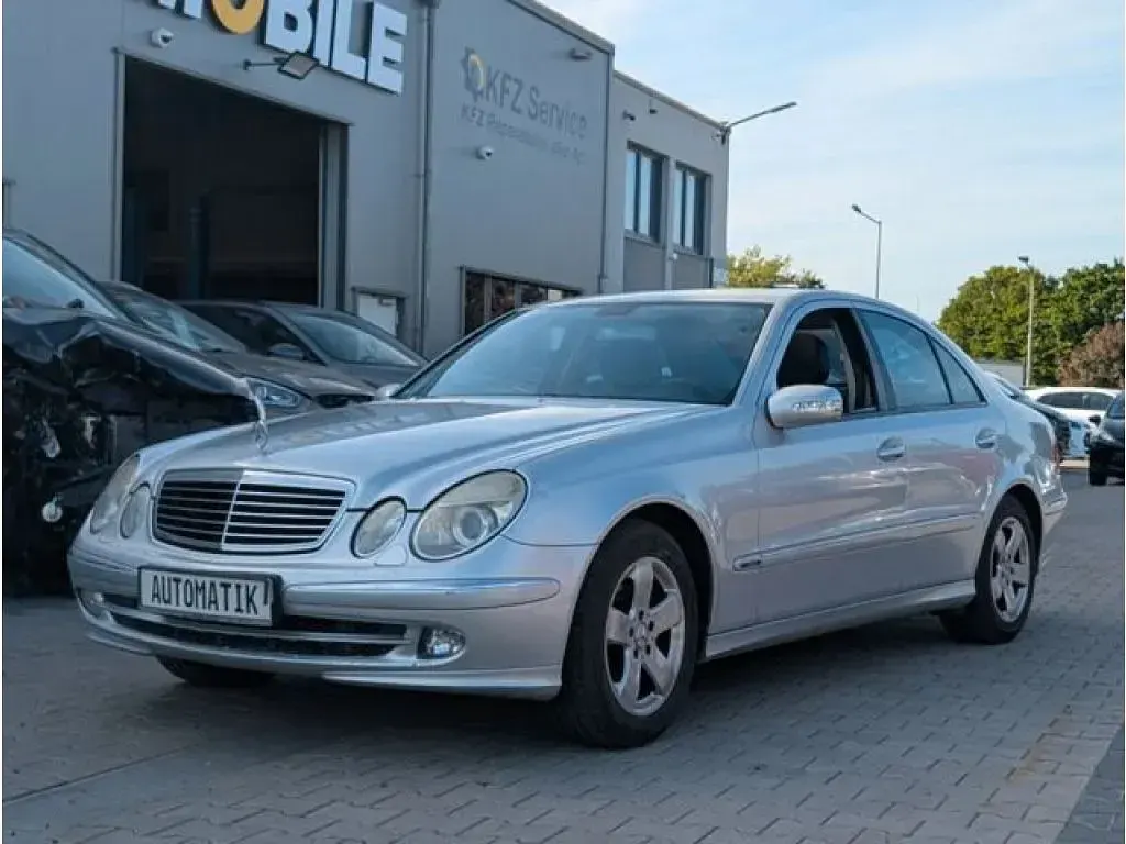 Gebraucht Mercedes 220 150 PS (110 kW) 2005 Iridiumsilber  metalliclack (metallic) Limousine