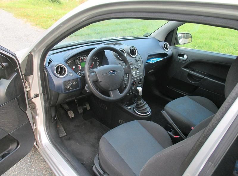Gebraucht Ford Fiesta 80 PS (58 kW) 2007 Silber Kleinwagen