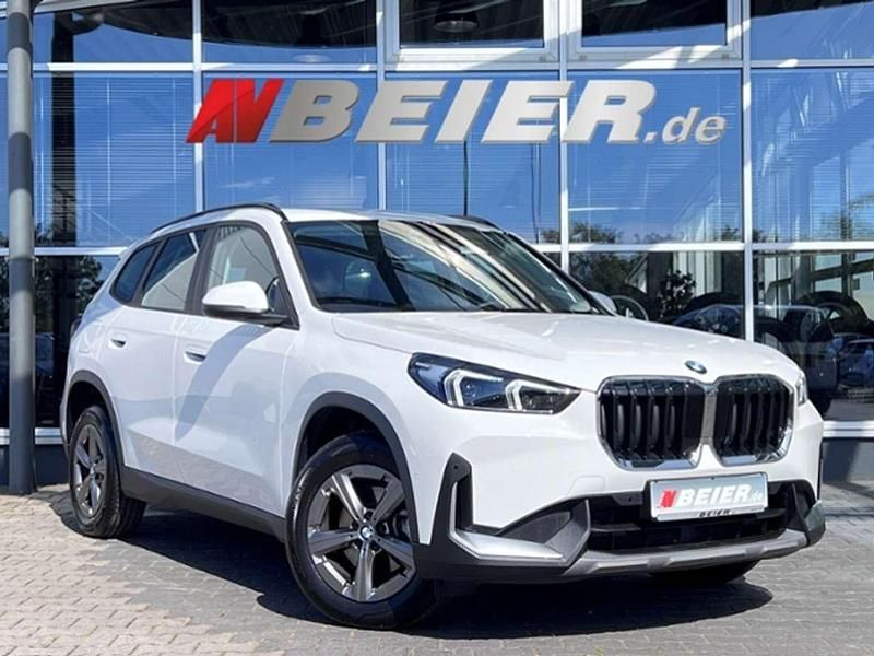 Alpinweiss iii Gebraucht 2024 BMW X1 Performance SUV | 35.491 € (Superpreis) - Bild 1/4