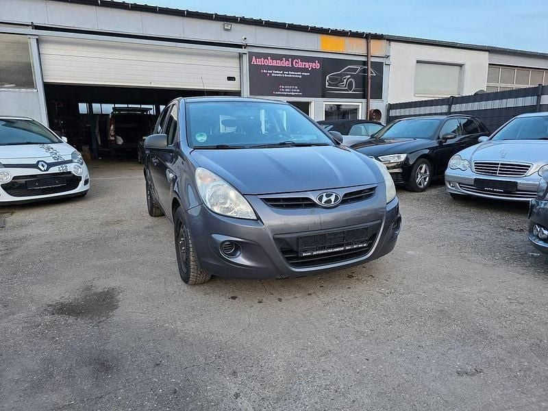 Grau Gebraucht 2012 Hyundai i20 Limousine | 2.999 € (Fairer Preis) - Bild 1/4