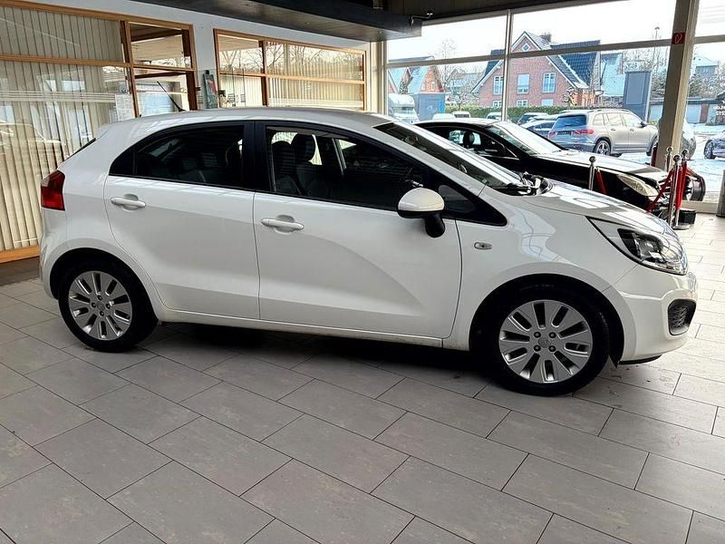 Gebraucht Kia Rio Edition 7 109 PS (80 kW) 2013 Weiß Limousine