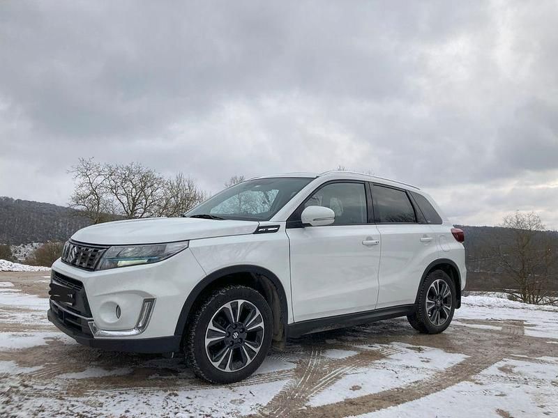 Weiß Gebraucht 2021 Suzuki Vitara Comfort+ SUV | 16.990 € (Fairer Preis) - Bild 1/4