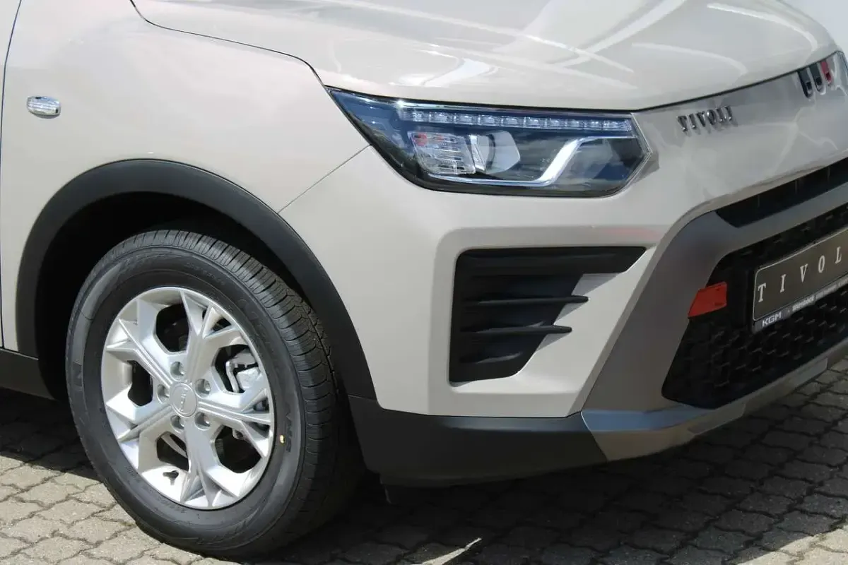 Neu KGM Tivoli 163 PS (119 kW) 2026 Latte greig SUV