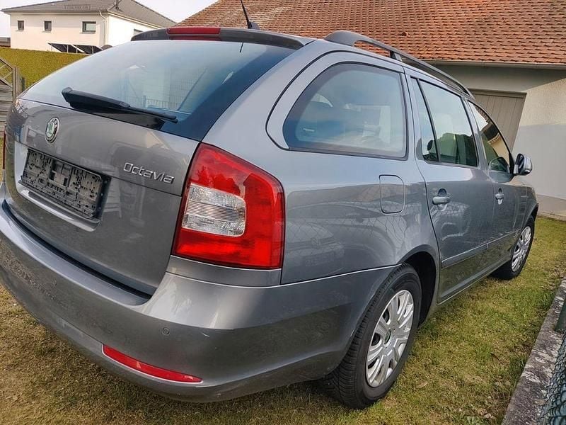Gebraucht Skoda Octavia Elegance 122 PS (89 kW) 2012 Grau Kombi