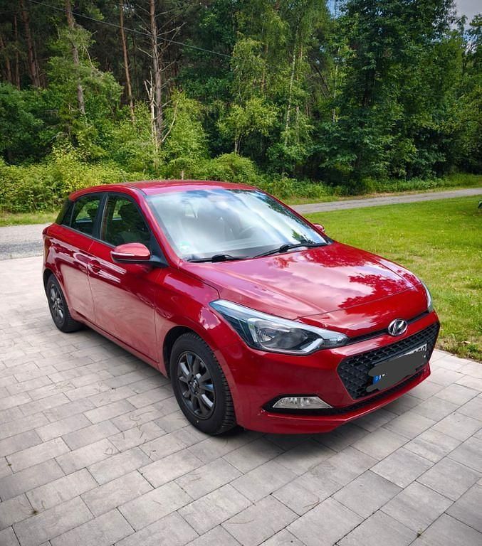 Rot Gebraucht 2017 Hyundai i20 YES! Limousine | 9.200 € (Fairer Preis) - Bild 1/4
