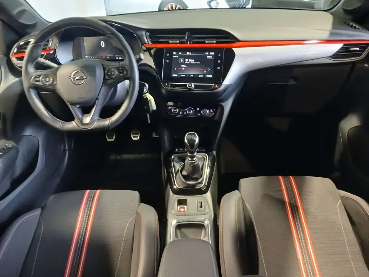 Gebraucht Opel Corsa 101 PS (74 kW) 2023 Kontrast grau/quarz silber Kleinwagen