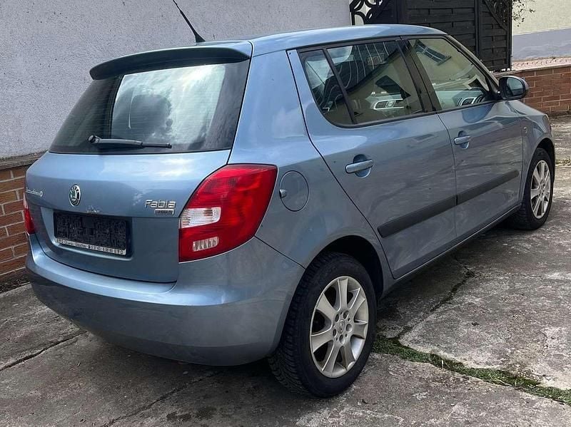 Blau Gebraucht 2010 Skoda Fabia Limousine | 2.000 € (Superpreis) - Bild 1/4