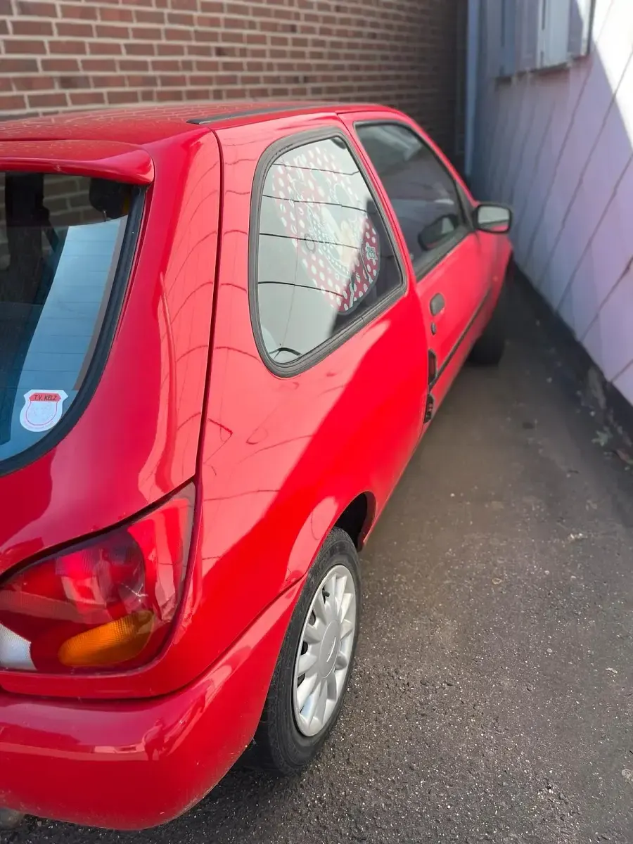 Używany Ford Fiesta 60 KM (44 kW) 1998 Czerwony Hatchback