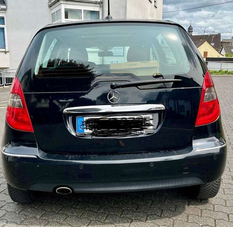 Schwarz Gebraucht 2012 Mercedes A180 Avantgarde Limousine | 6.900 € (Superpreis) - Bild 1/4