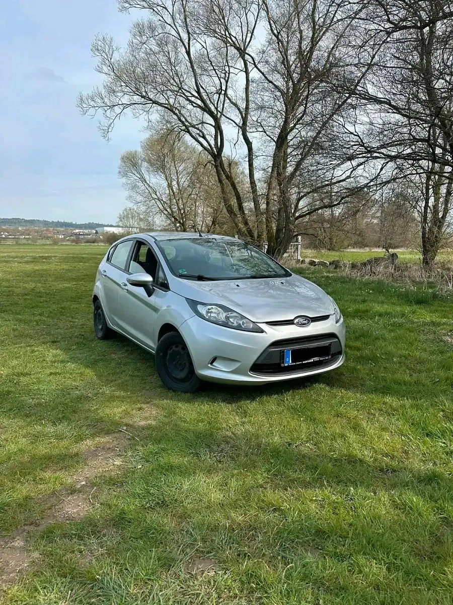 Gebraucht Ford Fiesta 75 PS (55 kW) 2012 Grau Limousine