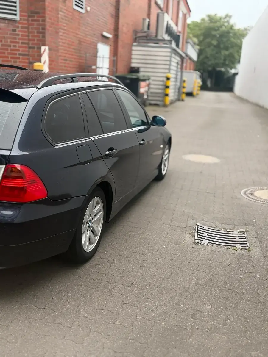 Gebraucht BMW 320 177 PS (130 kW) 2008 Blau Kombi