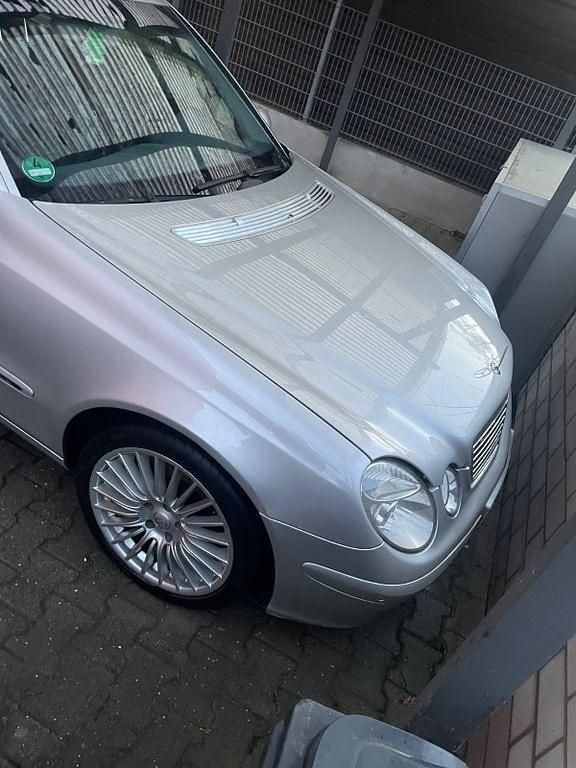 Gebraucht Mercedes E220 Classic 150 PS (110 kW) 2003 Silber Limousine