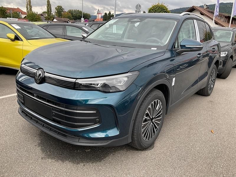 Nightshade blue metallic Neu 2025 VW Tiguan Life SUV | 49.445 € (Superpreis) - Bild 1/3