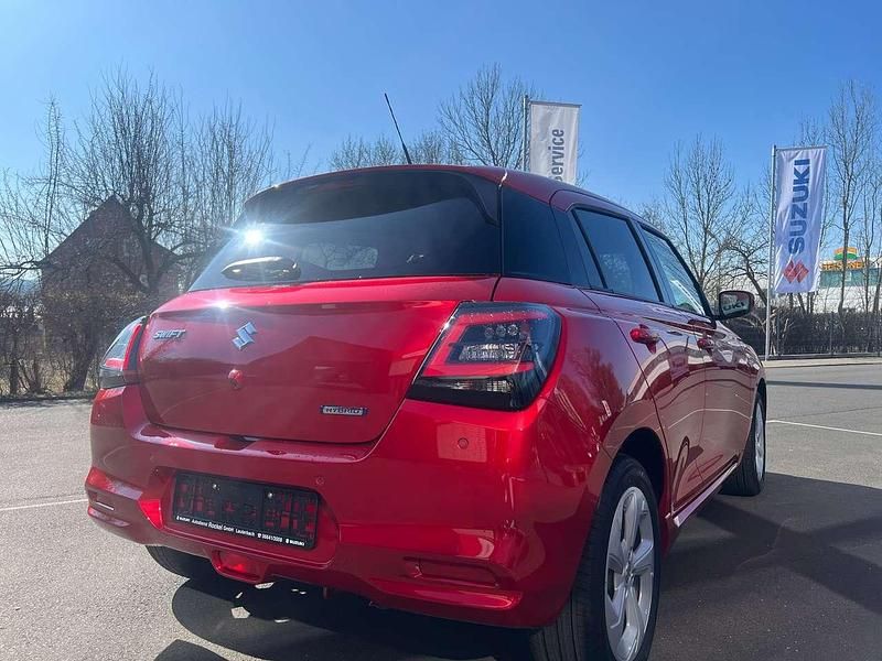 Neu Suzuki Swift Comfort 83 PS (61 kW) 2026 Burning red pearl metallic Kleinwagen
