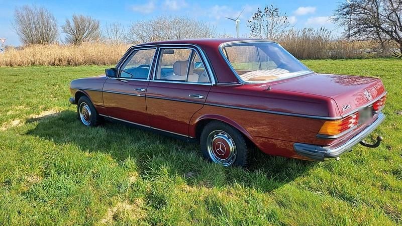 Gebraucht Mercedes 200 100 PS (73 kW) 1981 Rot Limousine