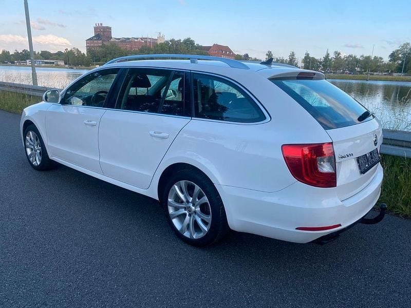 Gebraucht Skoda Superb Ambition 140 PS (102 kW) 2015 Weiß Kombi
