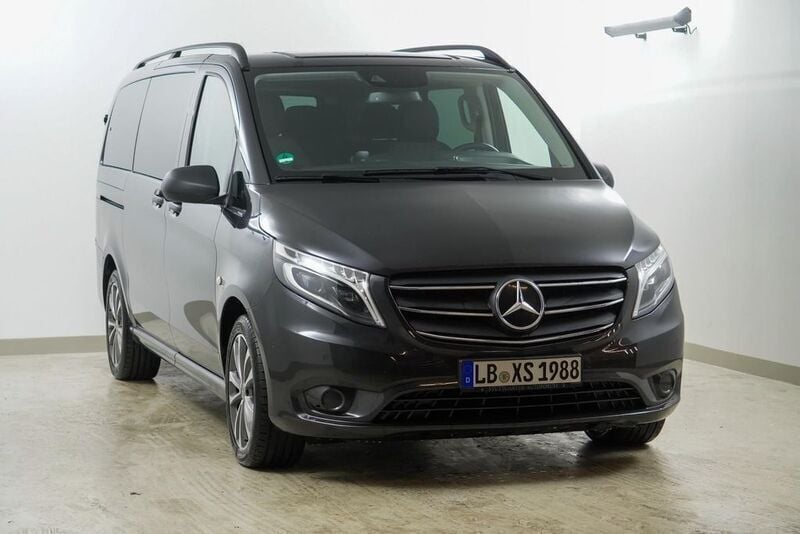 Grau Gebraucht 2021 Mercedes Vito Edition Van / Kleinbus | 42.900 € (Teuer) - Bild 1/4