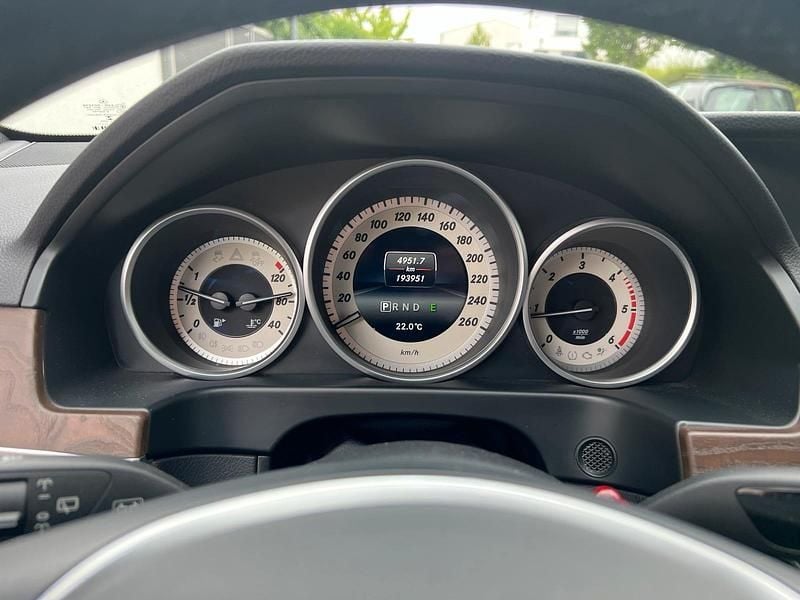 Grau Gebraucht 2015 Mercedes E220 Avantgarde Kombi | 13.900 € - Bild 1/4
