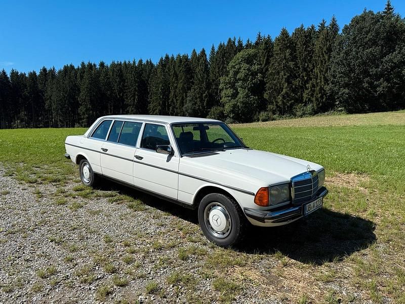 Weiß Gebraucht 1978 Mercedes E300 Limousine | 11.999 € - Bild 1/4
