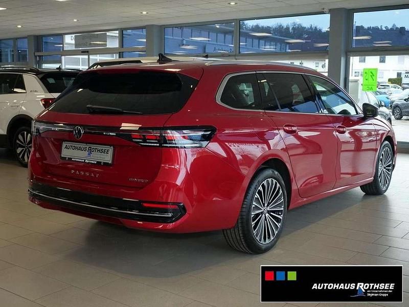 Gebraucht VW Passat Elegance 204 PS (150 kW) 2025 Chilirot metallic Kombi