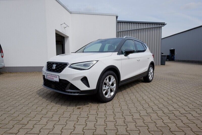 Candy weiß / dach schwarz Gebraucht 2023 Seat Arona FR SUV | 19.999 € (Fairer Preis) - Bild 1/4