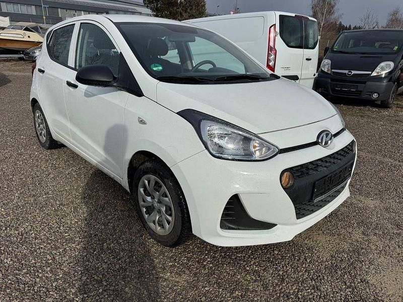 Weiß Gebraucht 2017 Hyundai i10 Classic Kleinwagen | 7.490 € (Fairer Preis) - Bild 1/4