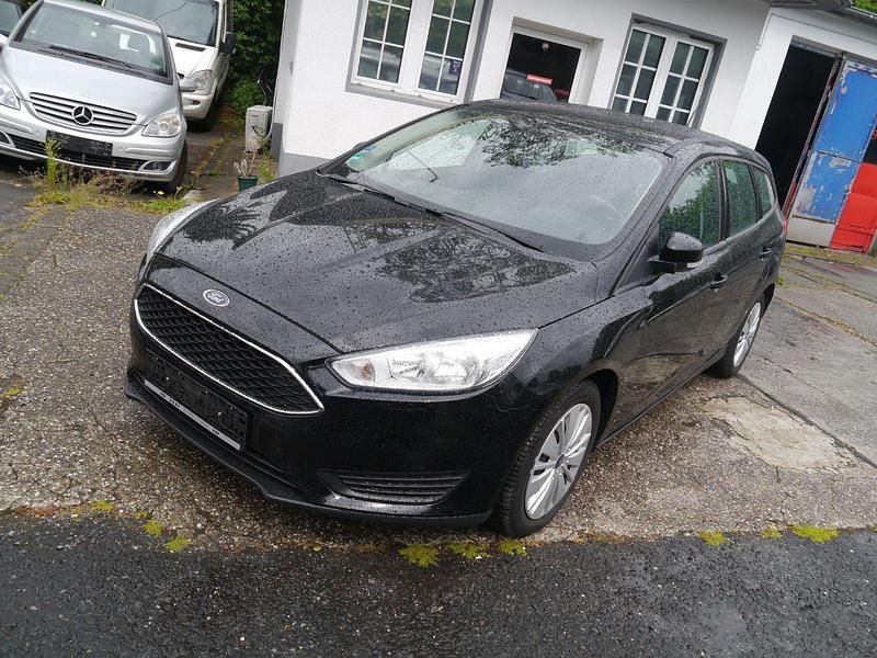 Schwarz Gebraucht 2016 Ford Focus Trend Kombi | 5.990 € (Superpreis) - Bild 1/4
