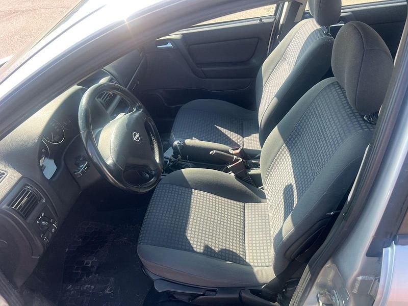 Gebraucht Opel Astra 75 PS (55 kW) 2002 Silber Limousine