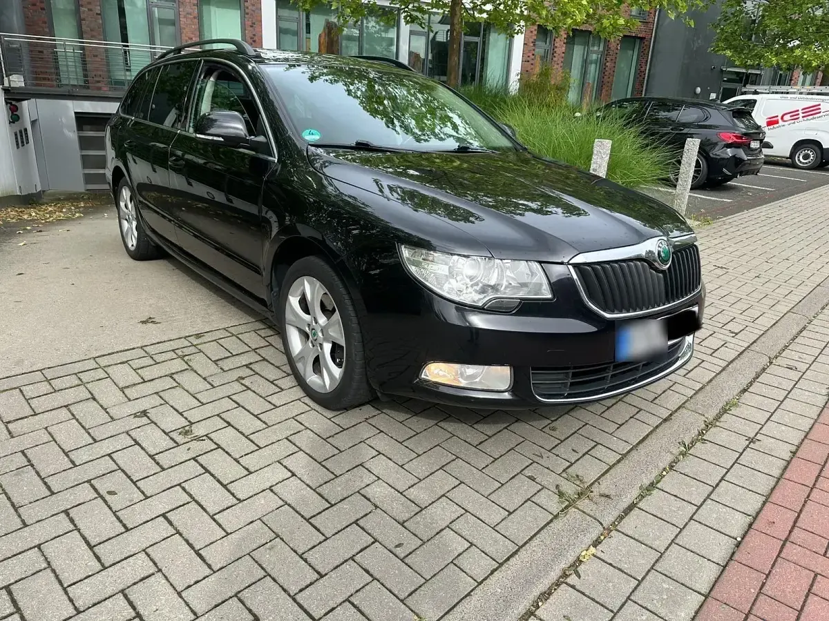 Gebraucht Skoda Superb 160 PS (117 kW) 2011 Schwarz Kombi