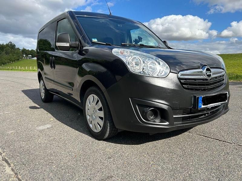 Schwarz Gebraucht 2017 Opel Combo Edition Van / Kleinbus | 6.800 € (Guter Preis) - Bild 1/4