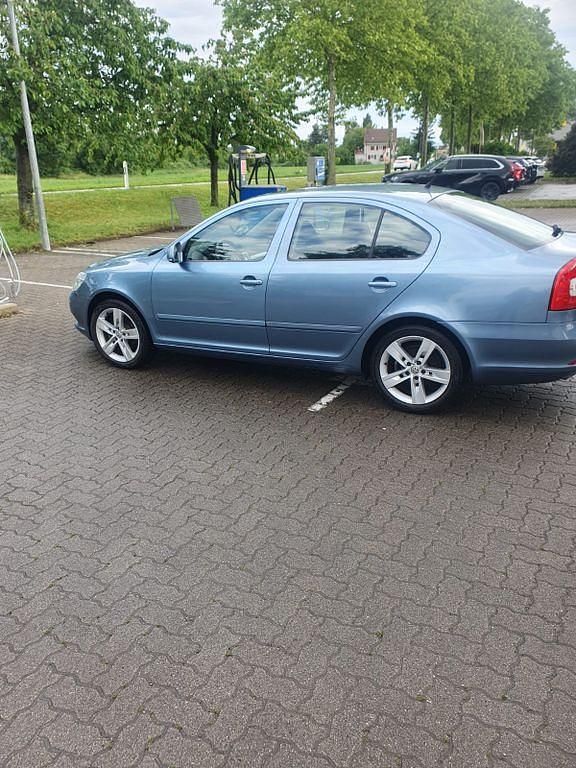 Grau Gebraucht 2009 Skoda Octavia Ambiente Limousine | 7.700 € (Fairer Preis) - Bild 1/4