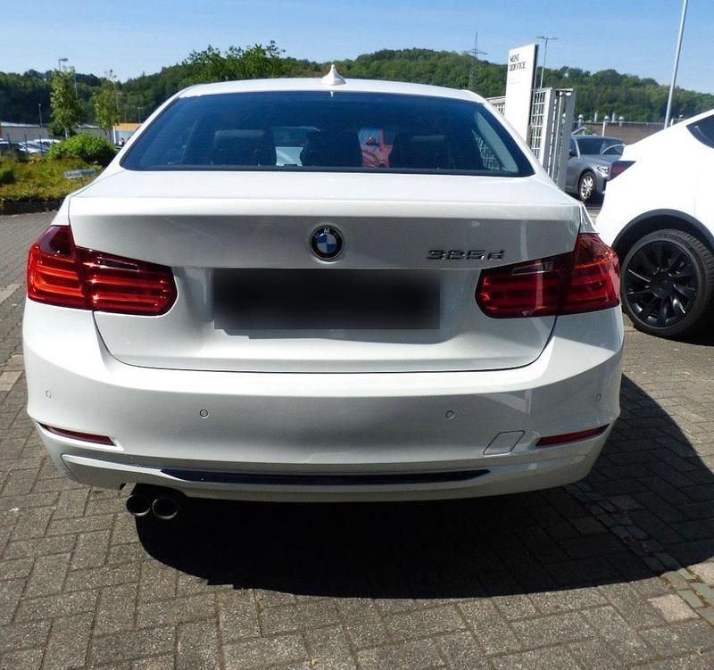 Gebraucht BMW 325 Sport Line 218 PS (160 kW) 2014 Weiß Limousine