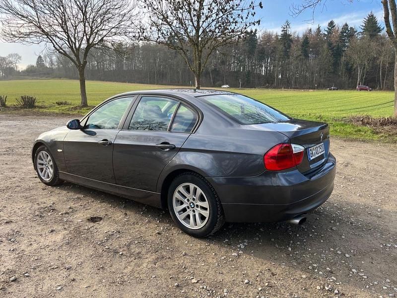 Gebraucht BMW 320 170 PS (125 kW) 2007 Grau Limousine