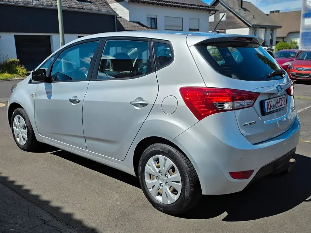 Gebraucht Hyundai ix20 125 PS (91 kW) 2013 Silber Kleinwagen