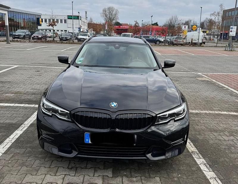 Schwarz Gebraucht 2020 BMW 318 Sport Line Kombi | 24.800 € (Fairer Preis) - Bild 1/4