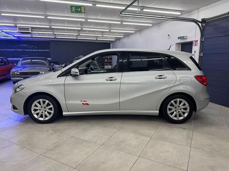 Gebraucht Mercedes B180 109 PS (80 kW) 2012 Hellelfenbein Van / Kleinbus