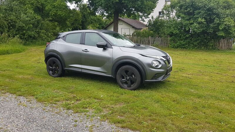 Grau Gebraucht 2021 Nissan Juke Acenta SUV | 13.990 € (Superpreis) - Bild 1/4