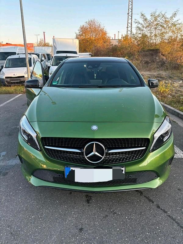 Grün Gebraucht 2016 Mercedes A200 Limousine | 16.800 € - Bild 1/4