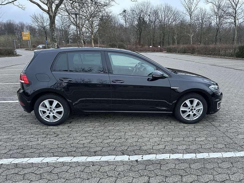 Gebraucht VW e-Golf 100 kW (136 PS) 2020 Schwarz Kleinwagen