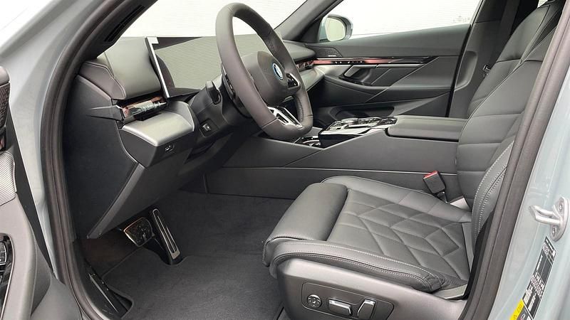Neu BMW 530e M Sport 299 PS (219 kW) 2026 M brooklyn grau metallic Kombi