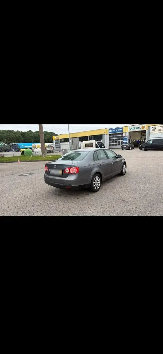 Używany VW Jetta 105 KM (77 kW) 2008 Szary Sedan/Limuzyna