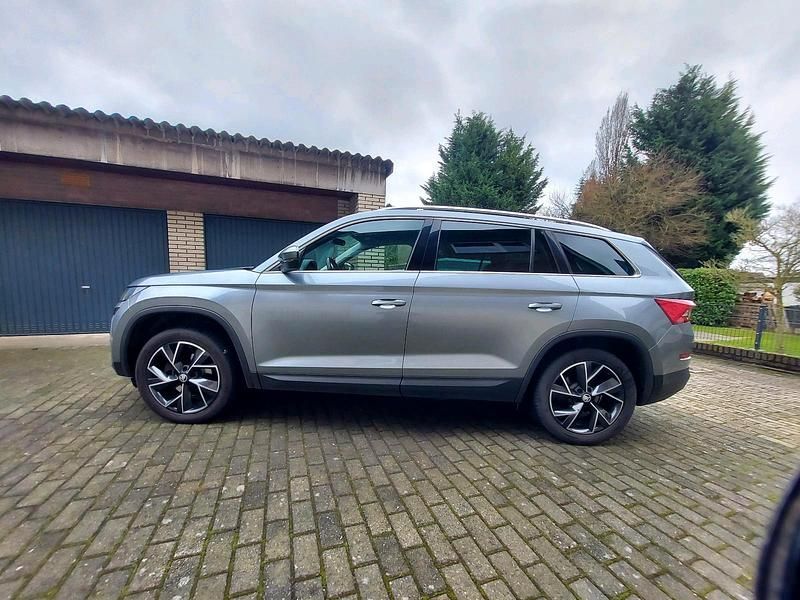 Grau Gebraucht 2017 Skoda Kodiaq SUV | 15.230 € - Bild 1/4